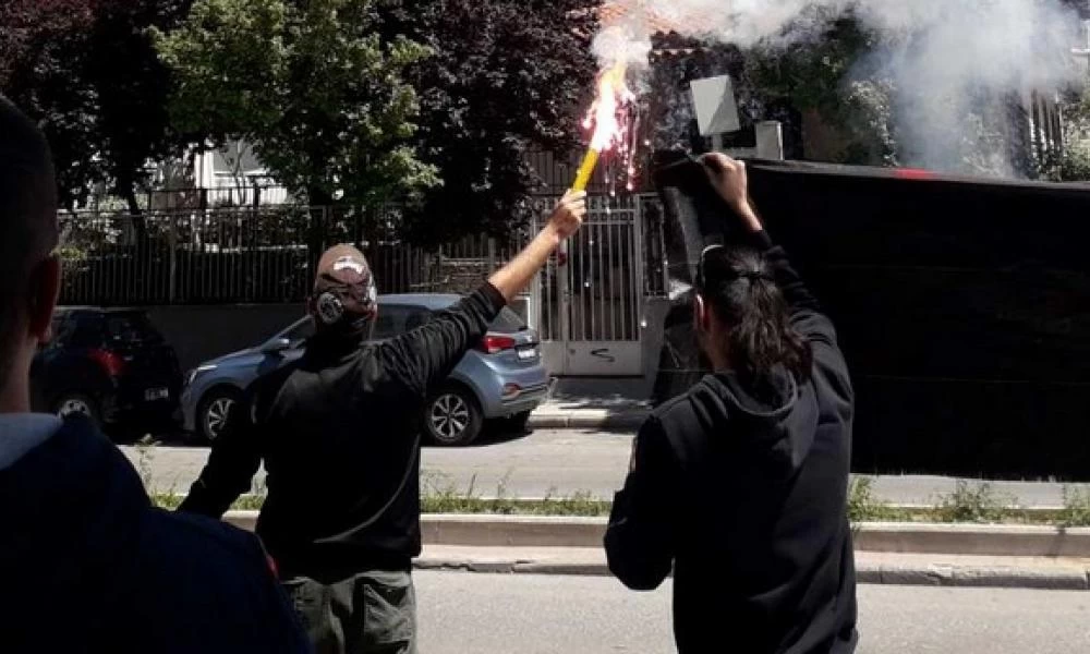 ΠΑΟΚ: Συνθήματα έξω από Νοσοκομείο για τον καρκινοπαθή φίλο τους